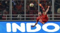 Pemain persija jakarta marko simic saat tendangan salto Pemain persija jakarta marko simic saat tendangan salto