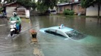Satu unit Taksi terjun dalam Kali di padang sumatera barat