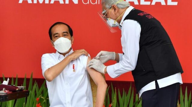 Detik-detik Jokowi Disuntik Vaksin COVID-19 Pertama di Indonesia