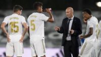 zidane mengarahkan pemain real madrid