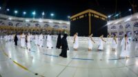Jemaah menunaikan umrah di Masjidil Haram di Mekah sambil mematuhi protokol kesehatan