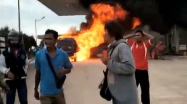 mobil Carry Suzuki terbakar di SPBU Merapi Subuh, Batuaji mobil Carry Suzuki terbakar di SPBU Merapi Subuh, Batuaji