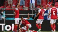 Gelandang tim nasional Denmark Christian Eriksen tampak terkapar kolaps di lapangan
