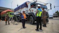 Petugas gabungan melakukan operasi penerapan jam operasional truk tanah di Benda, Kota Tangerang, Banten (1)