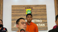 Penampilan tersangka pria berinisial MDS (20) yang menganiaya korban pria berinisial D (17) di kawasan Ulujami, Pesanggrahan, Jakarta,
