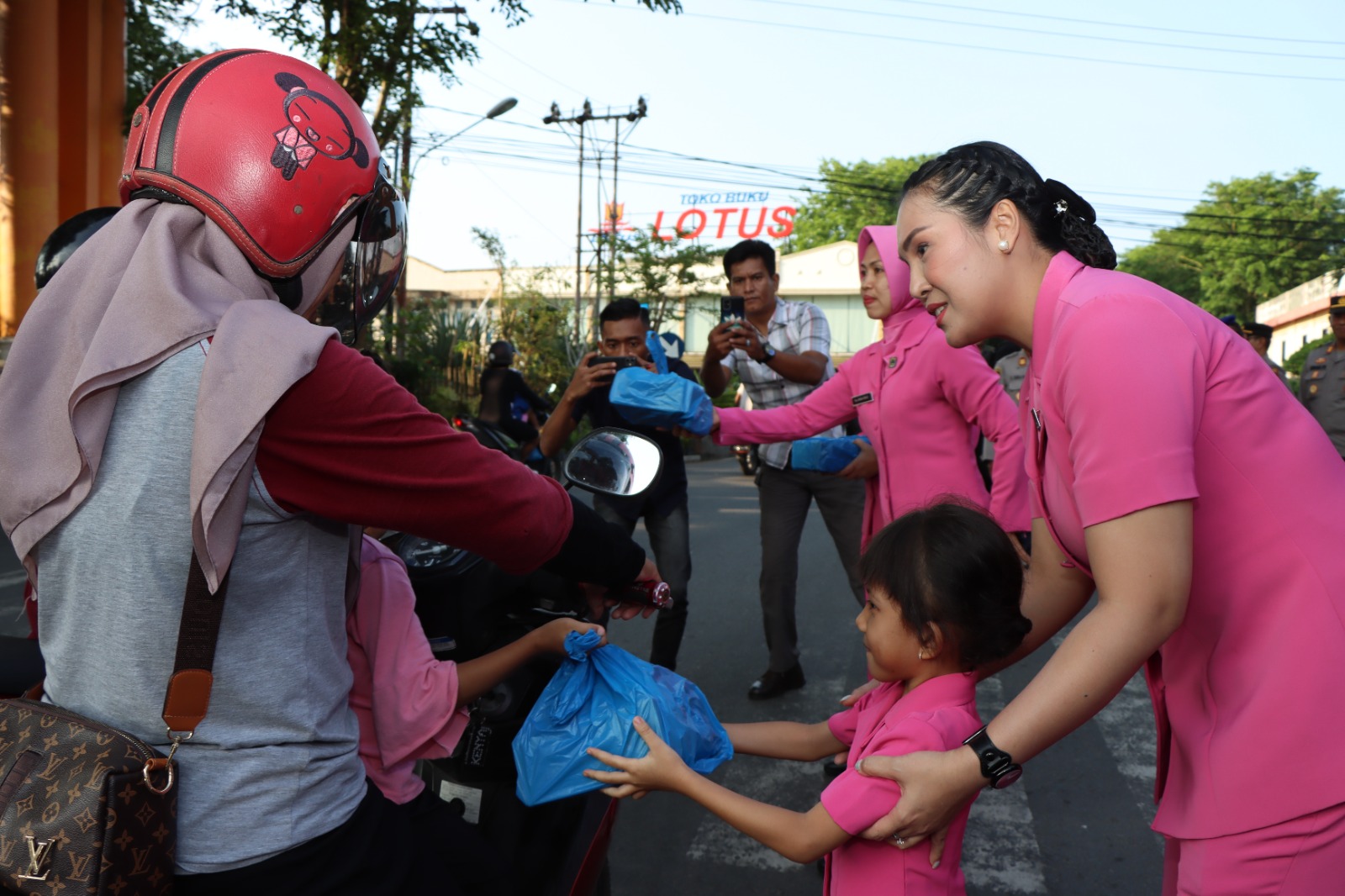 Polisi dan Bhayangkari Berbagi Takjil di Tanjungpinang