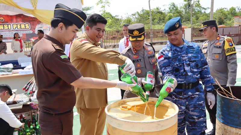 Polres Bintan Musnahkan Ratusan Botol Mikol dan Petasan