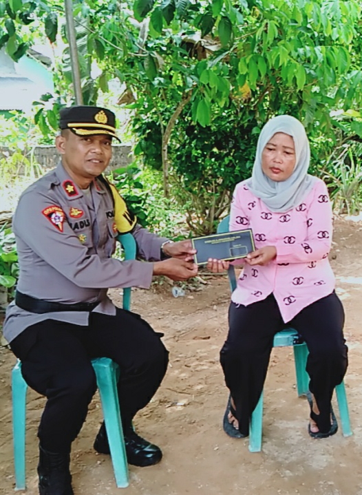 Polisi Beri Santunan Korban Kapal Tenggelam Evelyn Calisa 01