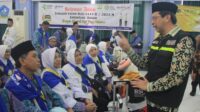 Petugas memberikan pelayanan haji ke JCH Pelayanan haji