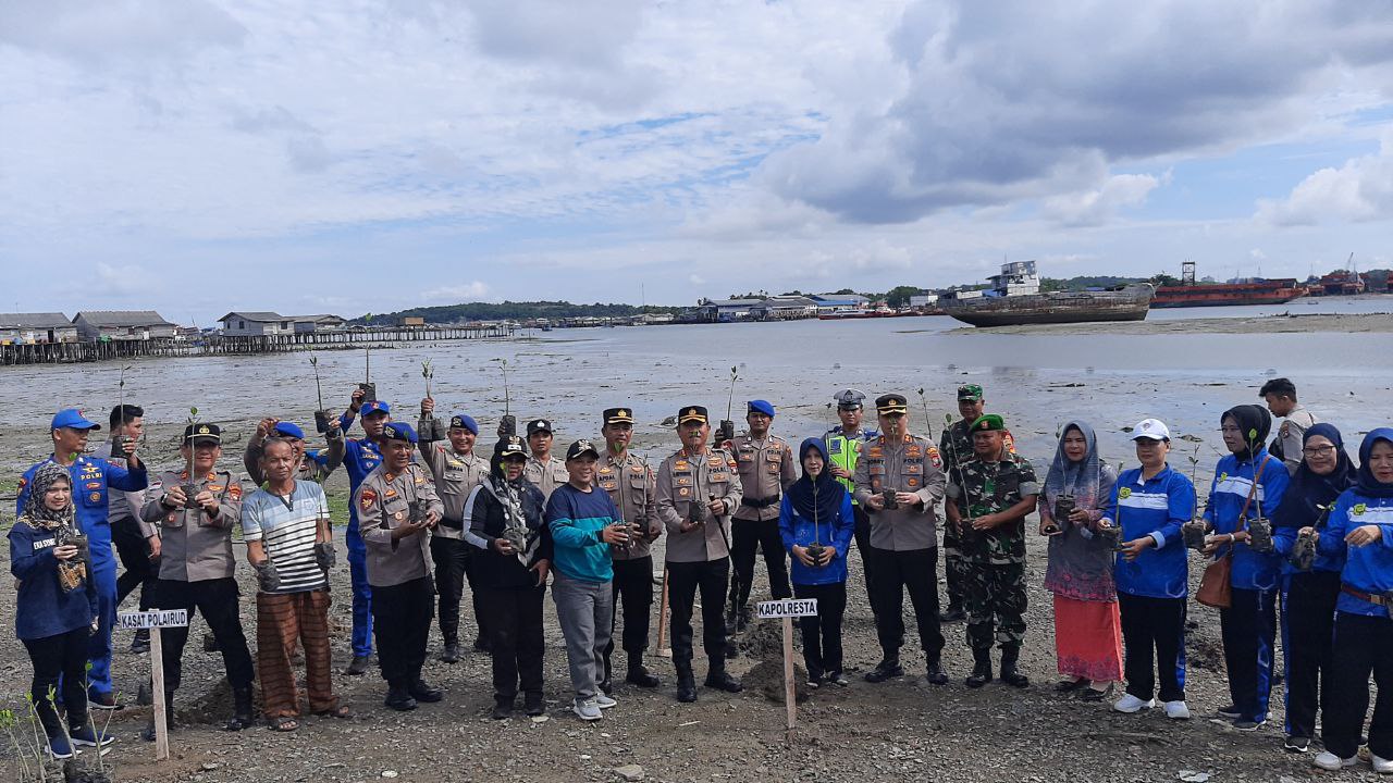 Sambut HUT Bhayangkara ke-77, Polresta Tanjungpinang Tanam 500 Bibit Mangrove