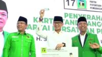 Sandiaga Uno menerima kartu anggota PPP