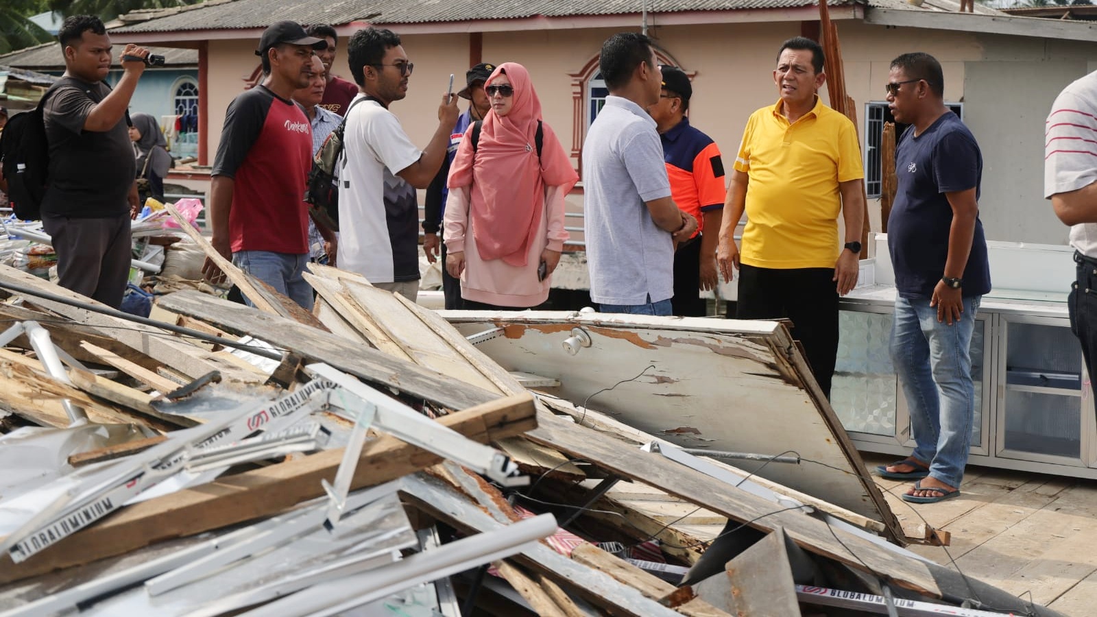 Pemprov Kepri Salurkan Bantuan Korban Puting Beliung di Pulau Kasu Batam