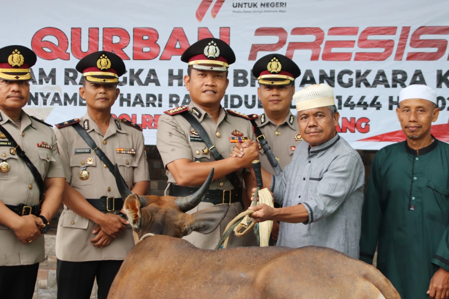 Polresta Tanjungpinang Sumbang 5 Sapi Kurban di Masjid dan Ponpes