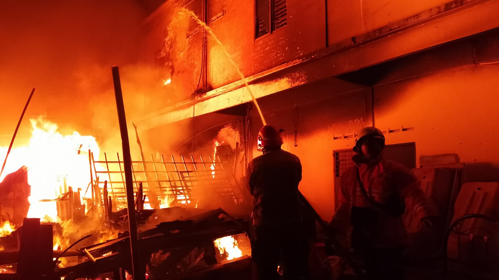 Toko Furniture di Tanjungpinang Ludes Terbakar