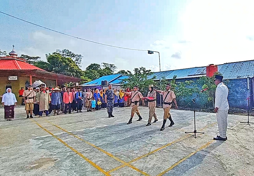 Warga Perumahan di Bintan Gelar Upacara HUT RI Ke-78, Kenakan Pakaian Adat Nusantara