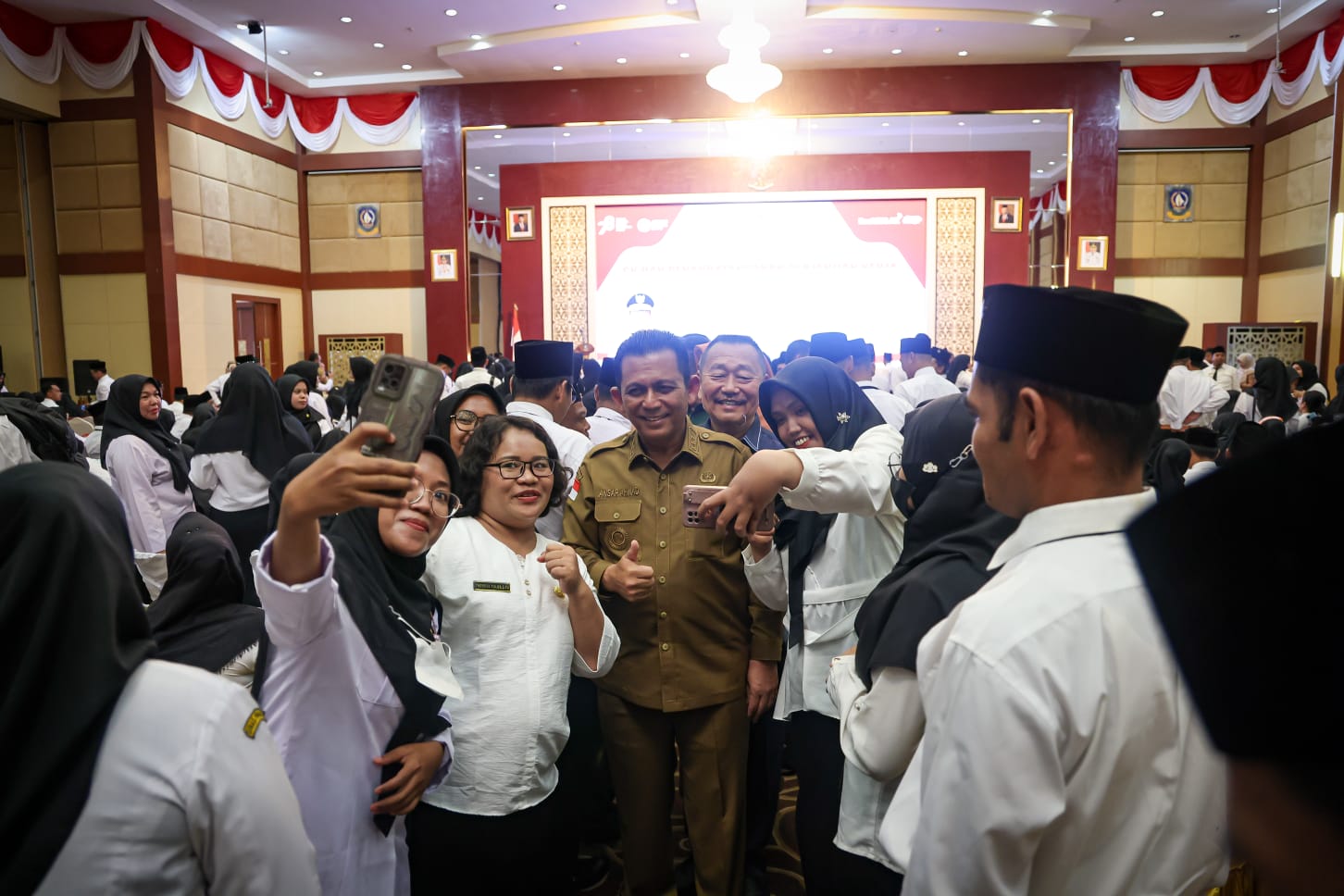 703 PPPK Guru Terima SK, Gubernur Tekankan Kadisdik Susun SK Penempatan Agar Tidak Memberatkan