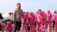Polisi Tanam Seribu Mangrove di Pesisir Tanjungpinang Polisi Tanam Seribu Mangrove di Pesisir Tanjungpinang