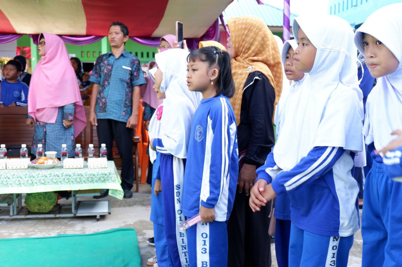 Peserta Didik Baru SD dan SMP di Bintan Dapat 5 Setelan Seragam Sekolah Gratis