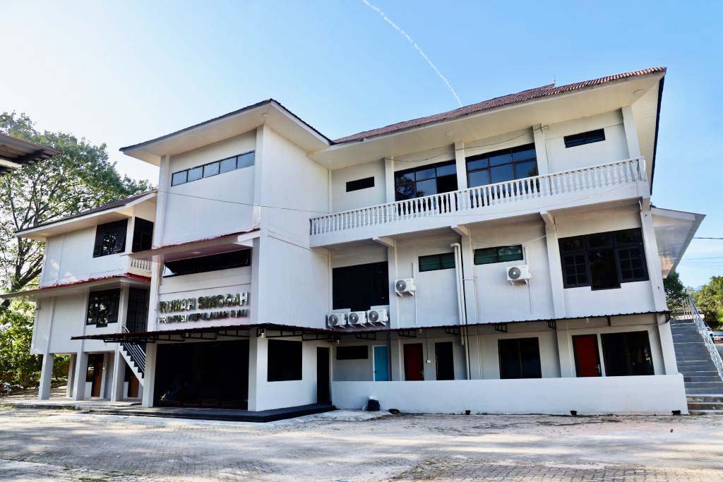 Rumah Singgah yang dibanguan Pemprov Kepri terletak di Jl. Kartini No.29-30, Tanjung Riau, Kecamatan Sekupang, Batam.