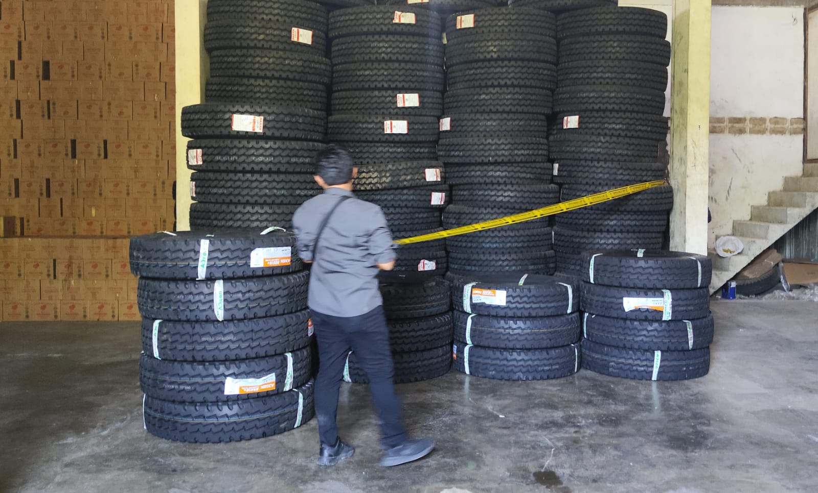 2 Gudang Berisi Ban Truk dan Bus Ilegal di Tanjungpinang-Bintan Disegel