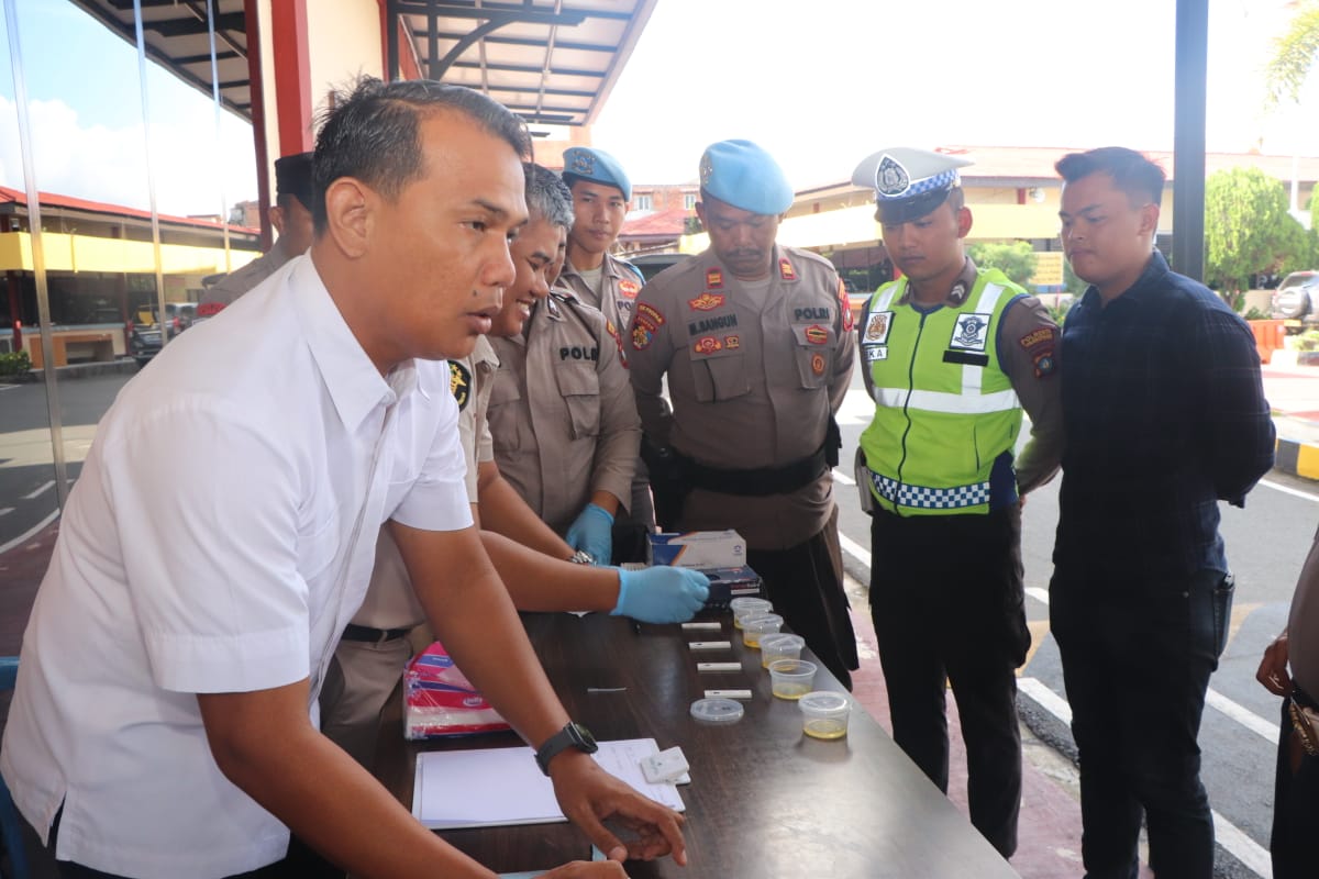 Personel Polresta Tanjungpinang Jalani Tes Urine