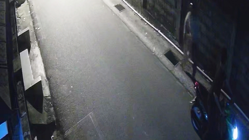 Aksi Dua Pemuda Mencuri Tutup Selokan Terekam CCTV