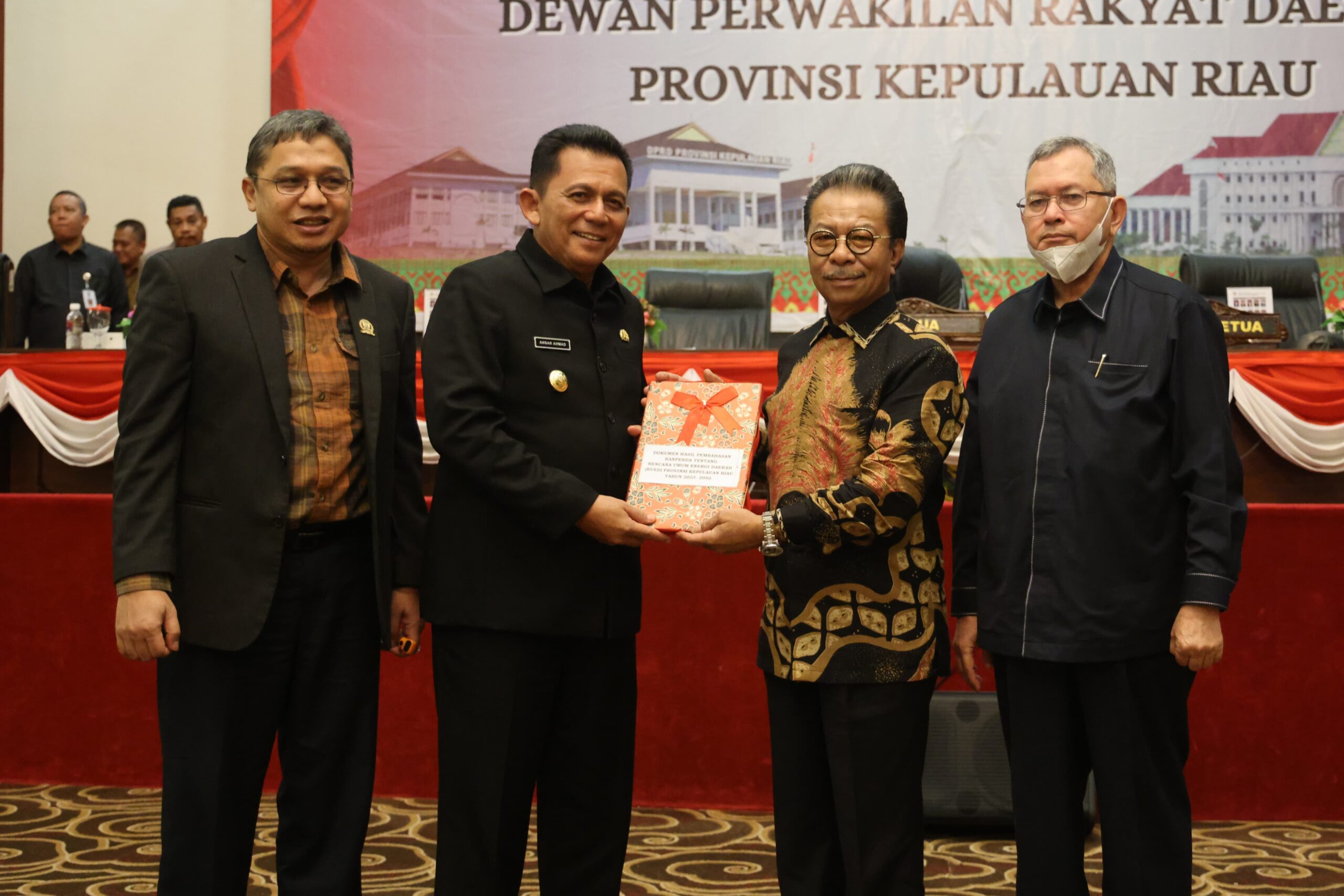 DPRD Kepri Sahkan Perda Perubahan RPJMD dan Rencana Umum Energi Daerah