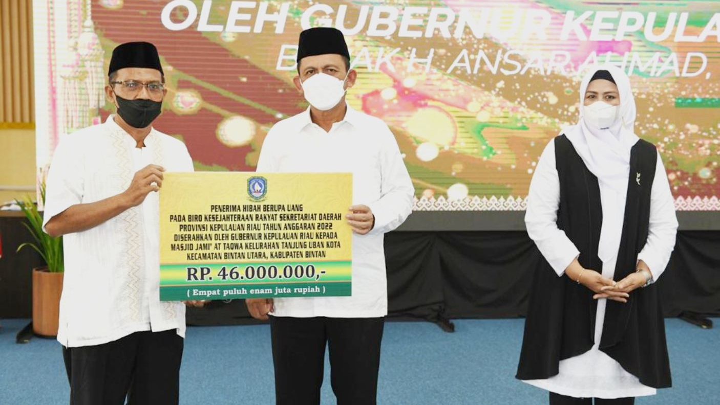 Gubernur Ansar Serahkan Bantuan Hibah Untuk Rumah Ibadah dan Yayasan di Bintan