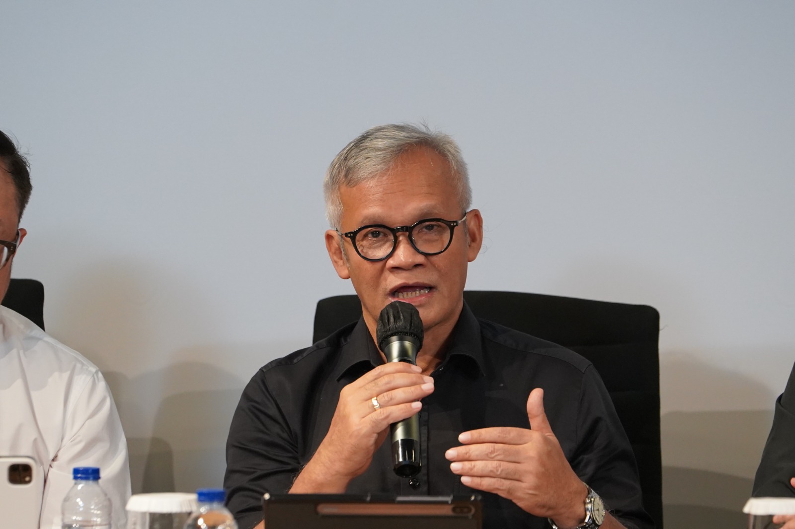 Aria Bima Sindir Pasangan Capres-Cawapres 02, Jangan Biarkan Pak Jokowi Turun Sendiri!