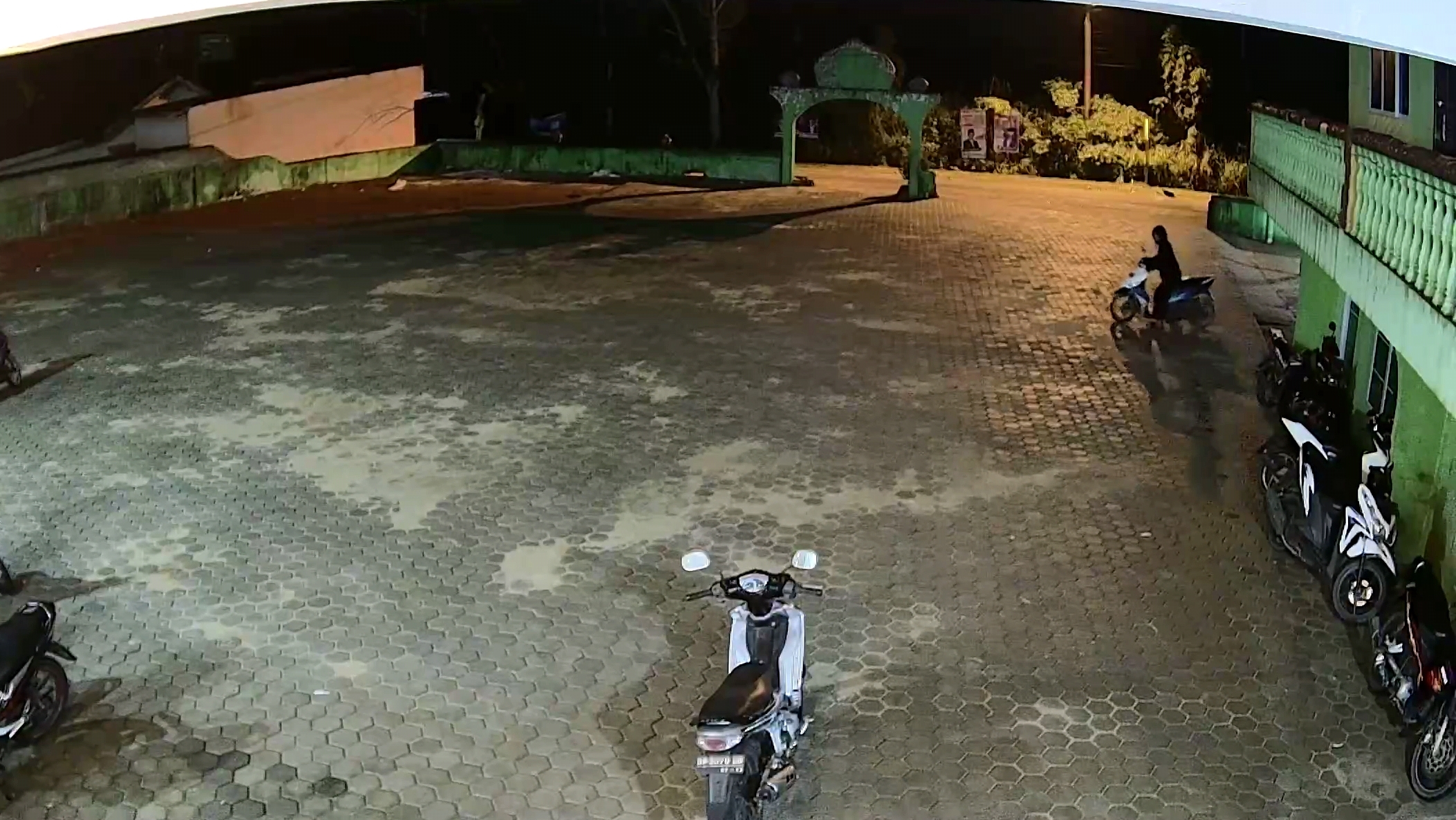 Maling Gondol Sepeda Motor Saat Korban Salat Subuh