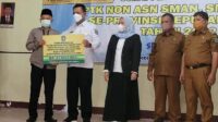 Gubernur Kepri Ansar Ahmad menyerahkan secara dana hibah untuk rumah ibadah di SDN 01 Tarempa, Senin (28/3). Foto: Diskominfo Kepri
