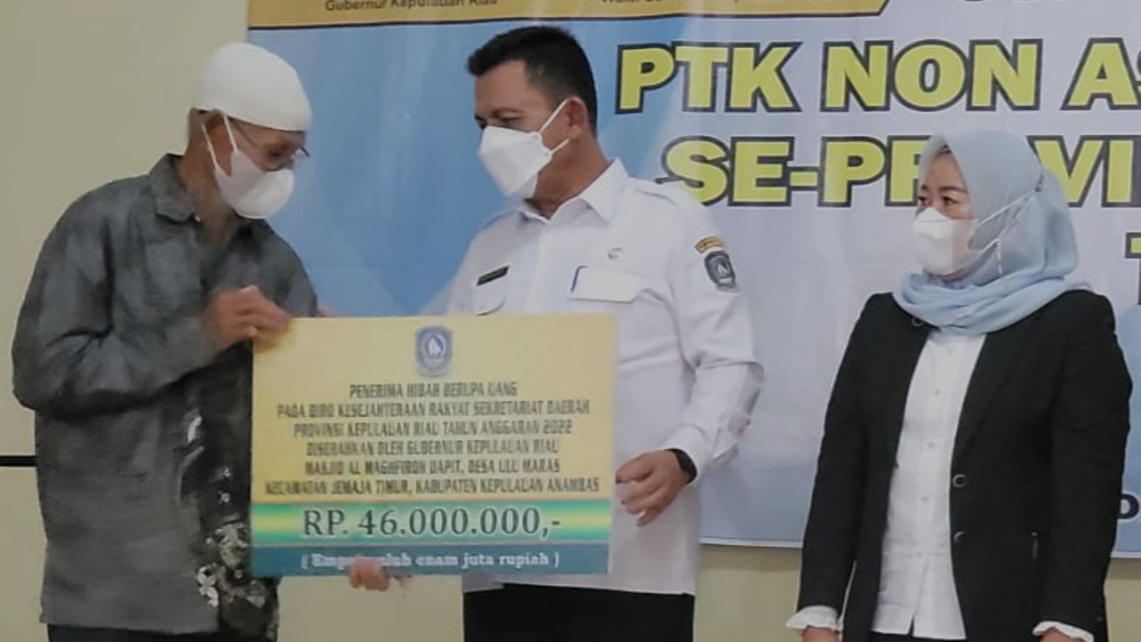 Di Anambas, Gubernur Kepri Serahkan Bantuan Hibah Keagamaan Rp851 Juta