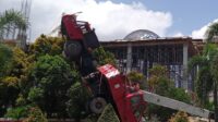 Angkat beban terlalu berat, alat berat pembangunan Masjid Agung Batam terjungkal.
