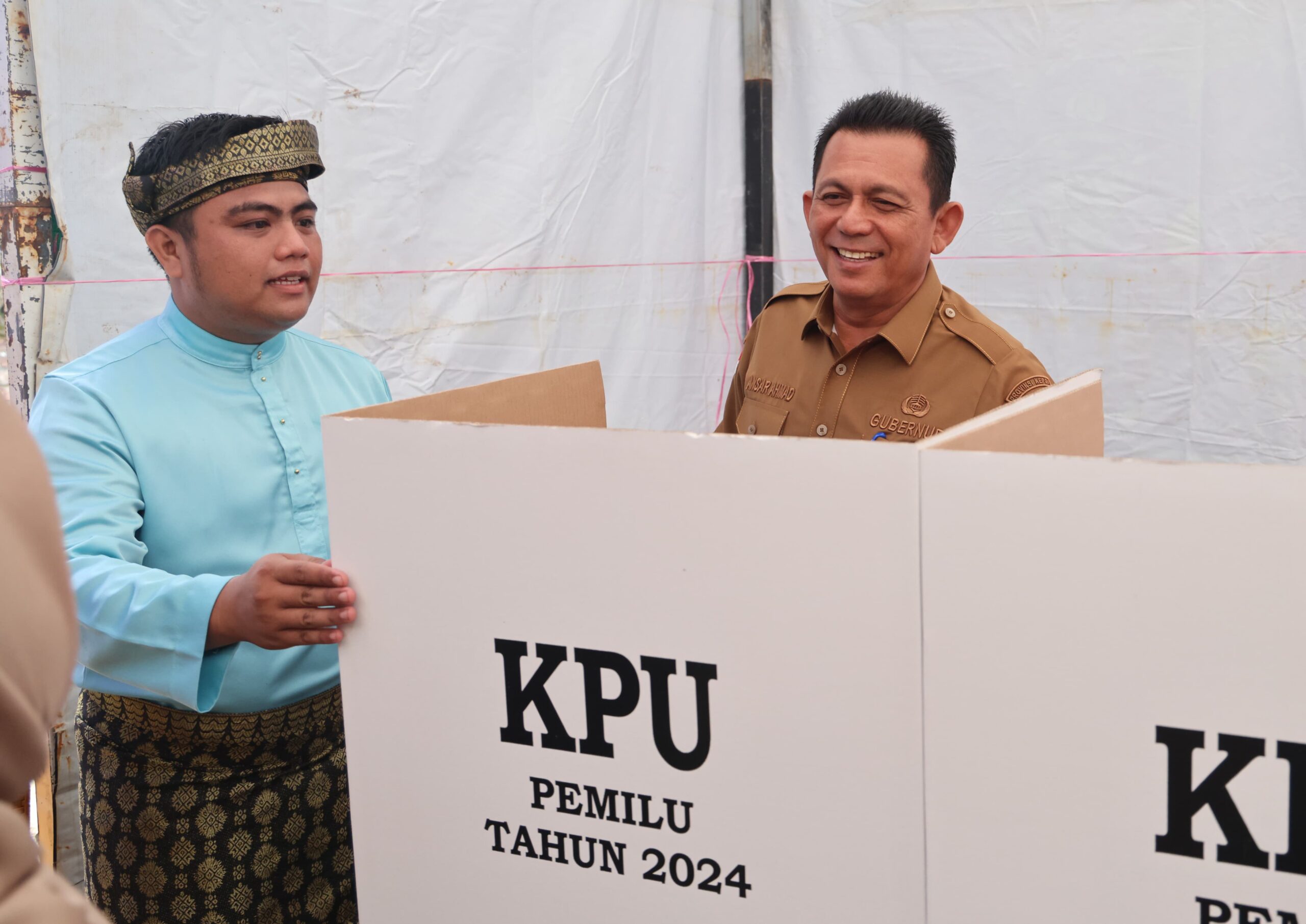 Gubernur Kepri, Ansar Ahmad meninjau TPS Pemilu 2024