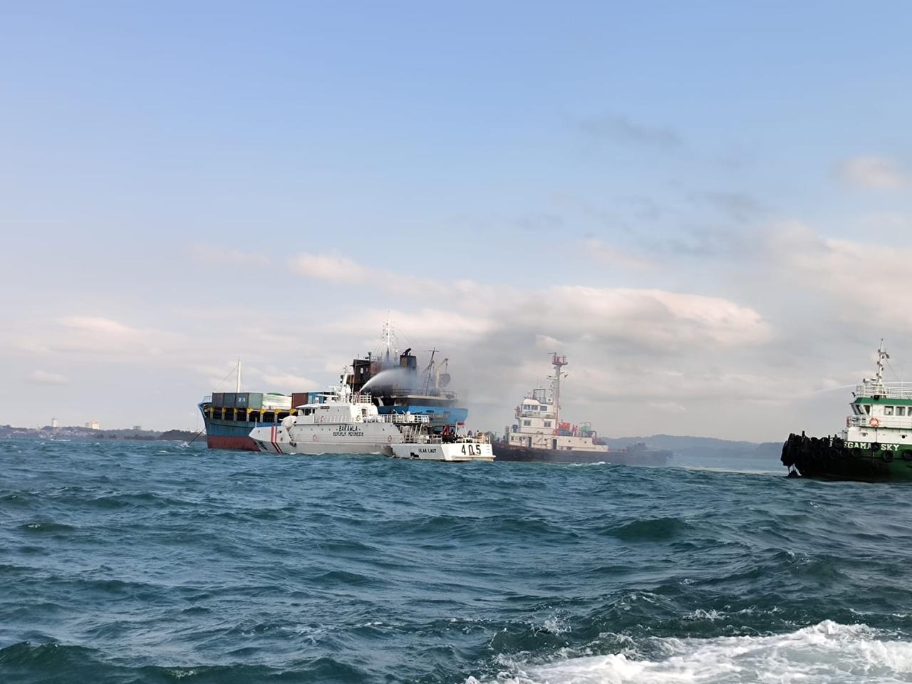 Kapal Kargo terbakar di perairan Batu Ampar