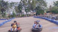 Bermain gokart di Golden Prawn, Batam