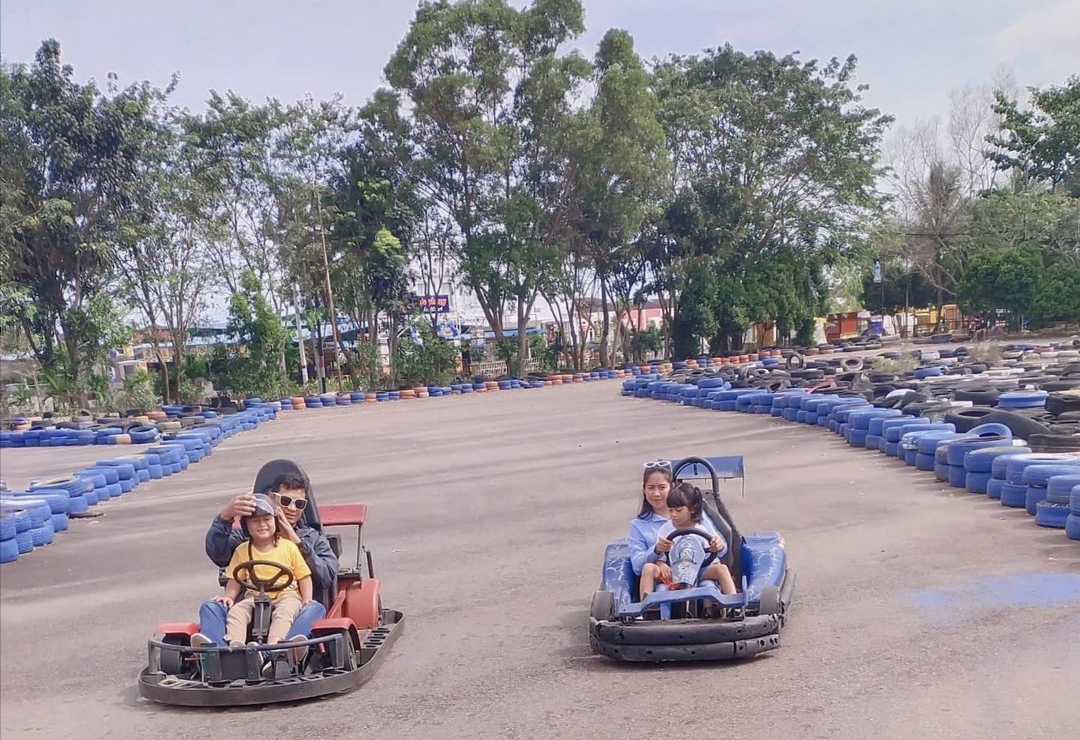 Bermain gokart di Golden Prawn, Batam