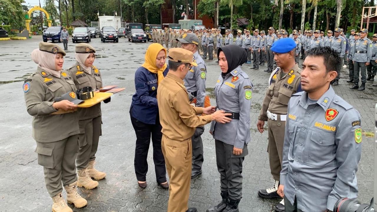 1.402 Petugas Satlinmas Dikukuhkan untuk Amankan Pemilu di Tanjungpinang