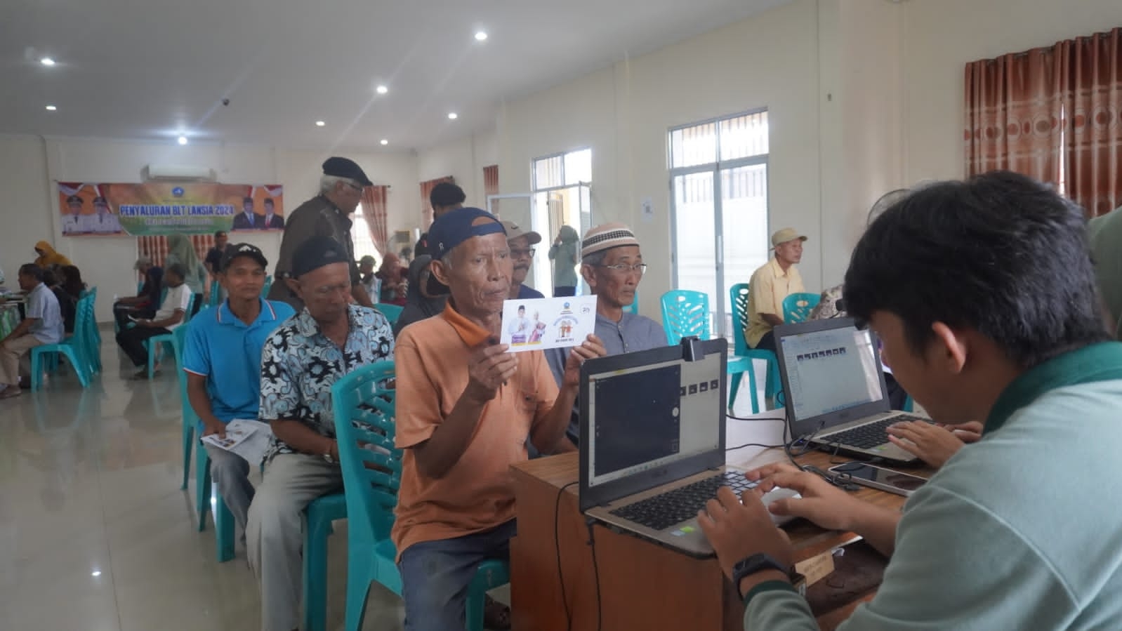 Lansia di Bintan Tersenyum Lebar, Dapat BLT Rp400 Ribu di Bulan Ramadhan