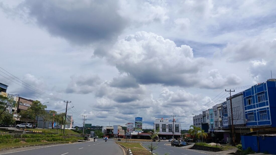 Prakiraan Cuaca Kepri 27 Mei: Berawan Hingga Hujan Ringan