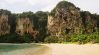 Turis Inggris Bertelanjang Bulat di Pantai Krabi Bikin Geger Turis Inggris Bertelanjang Bulat di Pantai Krabi Bikin Geger