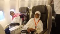 Jemaah terbang menuju Arab Saudi Jemaah lansia