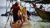Suku laut sedang mendayung sampan Suku Laut