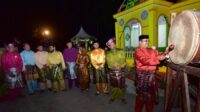 Bupati Karimun memukul beduk pada malam takbiran