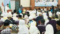 Gubernur Kepulauan Riau, Ansar Ahmad, menyambut dengan penuh suka cita para jemaah haji kloter pertama Debarkasi Batam di Aula Arafah 1 Asrama Haji Batam Centre, Kota Batam, Sabtu (22/6) malam.
