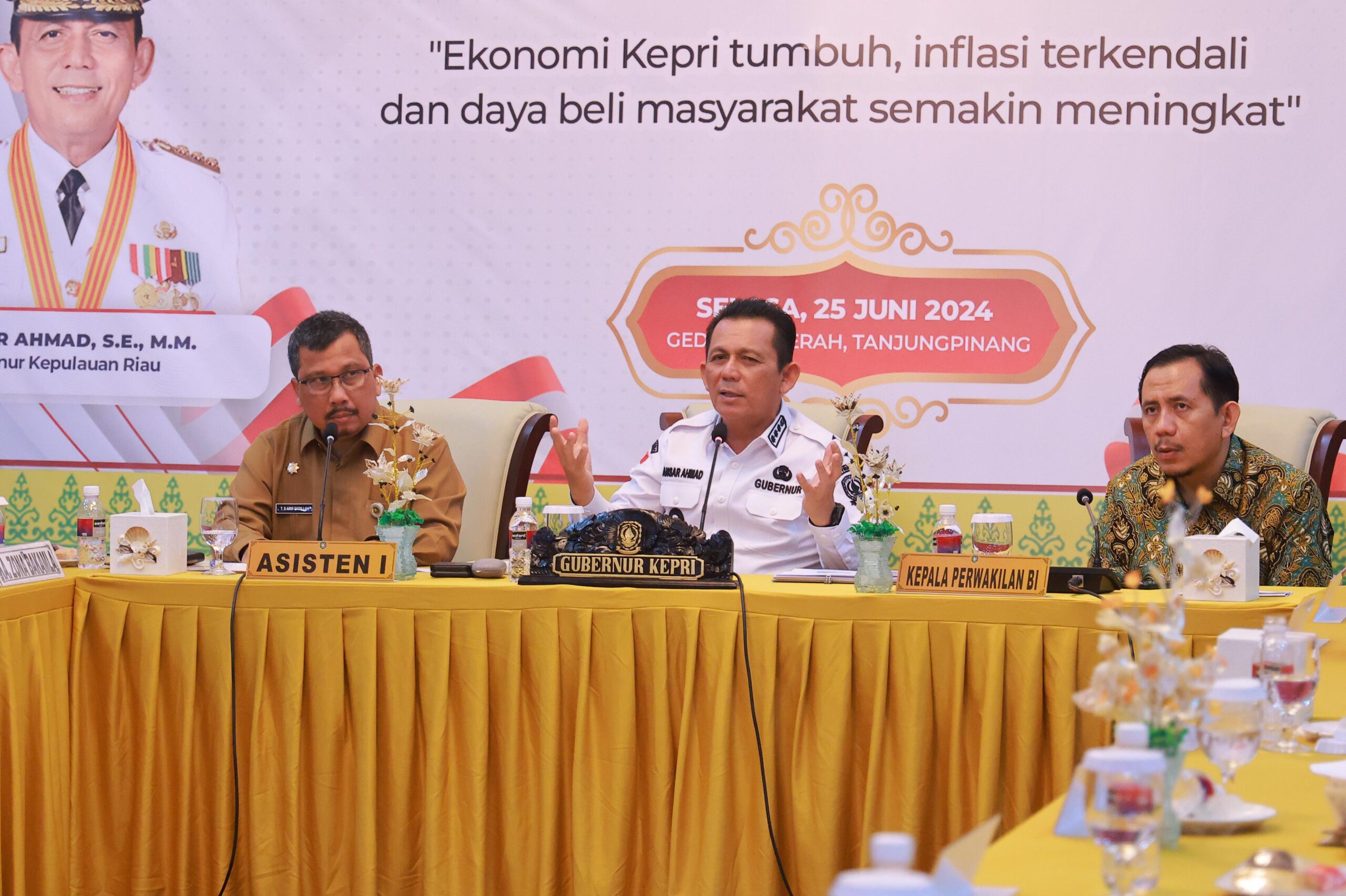 Gubernur Kepulauan Riau, Ansar Ahmad, memimpin Rapat Koordinasi (Rakor) Forum Komunikasi Pimpinan Daerah (Forkopimda) dan Pemerintah Daerah Kabupaten/Kota Se-Provinsi Kepri di Gedung Daerah, Tanjungpinang, Selasa (25/6).