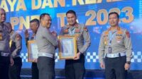 Penyerahan piagam penghargaan oleh Kakorlantas Polri