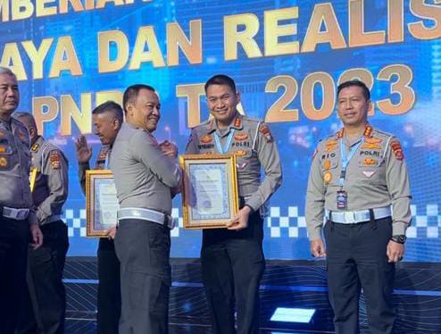 Penyerahan piagam penghargaan oleh Kakorlantas Polri