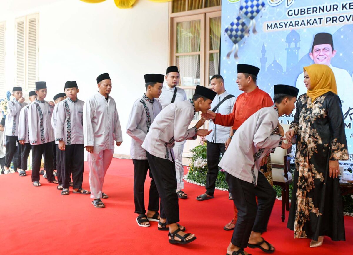 Ribuan Masyarakat Antusias Hadiri Open House Idul Fitri di Gedung Daerah