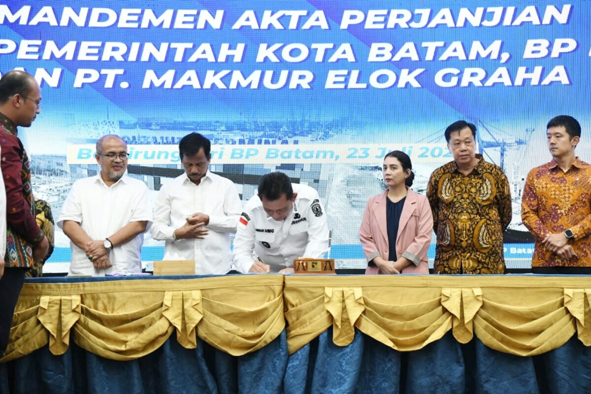 Gubernur Kepulauan Riau, Ansar Ahmad, menghadiri penandatanganan amandemen akta perjanjian antara Pemerintah Kota Batam, Badan Pengusahaan (BP) Batam, dan PT Makmur Elok Graha (MEG) di Balairungsari Gedung Bida Utama Kantor BP Batam, Selasa (23/7).